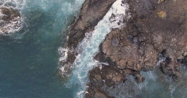 Una Pintoresca Vista Rocas Tormentosas Olas Orilla Una Gran Isla — Foto de Stock