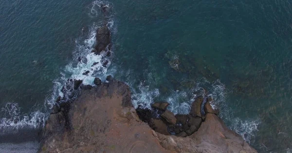 Malebný Výhled Skály Bouřlivé Vlny Břehu Velkého Ostrova Vzduch — Stock fotografie
