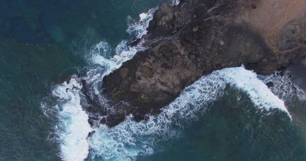 Мальовничий Вид Скелі Штормові Хвилі Березі Великого Острова Повітряний Постріл — стокове фото