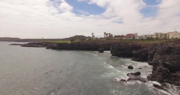 大きな島の海岸にある岩や嵐の波の絵のような景色 エアショット — ストック動画