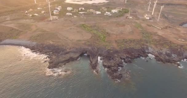 海滨风力涡轮机发电的航景 日落时的4K航拍 4K无人机视频涡轮机 — 图库视频影像