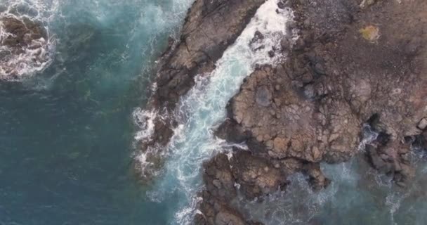 Malowniczy Widok Skały Burzliwe Fale Brzegu Dużej Wyspy Strzał Powietrza — Wideo stockowe