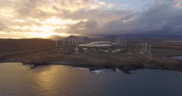 Widok Lotu Ptaka Produkcja Energii Turbin Wiatrowych Nad Morzem Zdjęć — Wideo stockowe