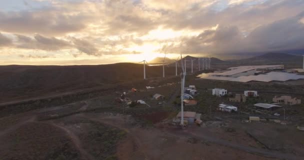 Luftaufnahme Von Windturbinen Energieproduktion Meer Luftaufnahme Bei Sonnenuntergang Drohnenaufnahmen — Stockvideo