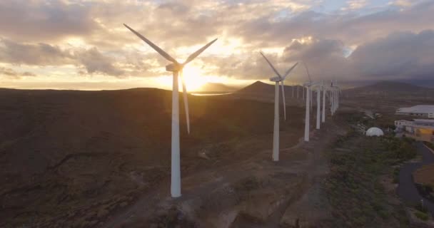 風力タービンの空中ビュー海辺でのエネルギー生産 日没の4K空中ショット 4Kドローン映像タービン — ストック動画