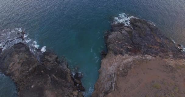 Malowniczy Widok Skały Burzliwe Fale Brzegu Dużej Wyspy Strzał Powietrza — Wideo stockowe