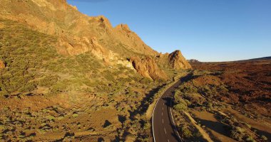 İnsansız hava aracıyla kayalık bir dağın tepesinde uçmak. Güzel dağ manzarası kuşbakışı.