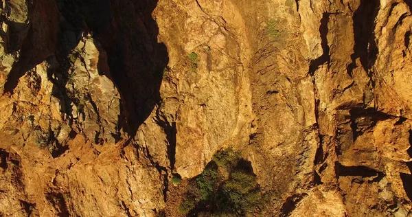 İnsansız hava aracıyla kayalık bir dağın tepesinde uçmak. Güzel dağ manzarası kuşbakışı.