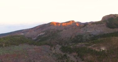 İnsansız hava aracıyla kayalık bir dağın tepesinde uçmak. Güzel dağ manzarası kuşbakışı.