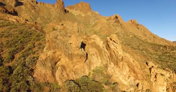 乘无人驾驶飞机飞越一座岩石山的峰顶 鸟瞰秀丽的山景 — 图库视频影像