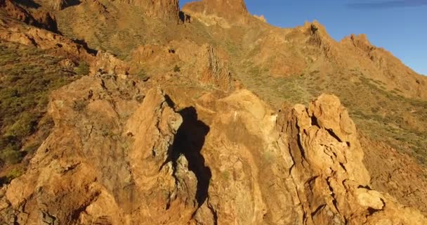 無人機で岩の多い山の頂上を飛んでいる 鳥の目からの美しい山の景色 — ストック動画