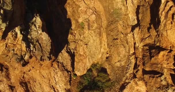 Nsansız Hava Aracıyla Kayalık Bir Dağın Tepesinde Uçmak Güzel Dağ — Stok video