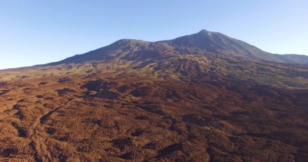 Mit Einer Drohne Über Einen Felsigen Berggipfel Fliegen Schöne Aussicht — Stockvideo