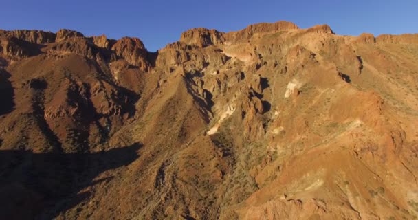 Lecąc Nad Skalistym Szczytem Góry Dronie Piękne Widoki Góry Lotu — Wideo stockowe