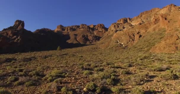 乘无人驾驶飞机飞越一座岩石山的峰顶 鸟瞰秀丽的山景 — 图库视频影像