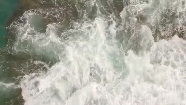 바위가 해안을 파도가 천천히 풍경에 바위들 마을을 영화에 나오는 드론으로 — 비디오