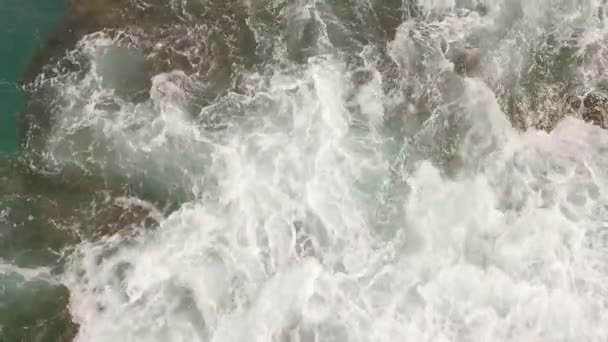 岩の多い海岸に沿った海の波 村に対してクラッシュ壮大な岩や波とスローモーションの海 風景のシネマティックドローンショット — ストック動画