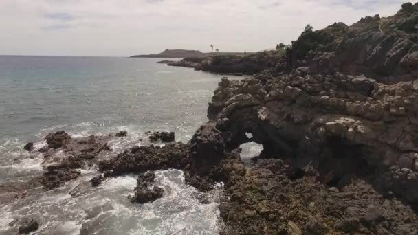 沿着岩石海岸的海浪 慢动作的海景 史诗般的岩石和海浪冲击着村庄 电影无人机拍摄的风景 — 图库视频影像
