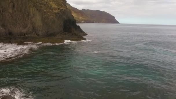 Des Vagues Océaniques Long Une Côte Rocheuse Paysage Marin Ralenti — Video