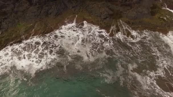 Fale Oceaniczne Wzdłuż Skalistego Wybrzeża Powolny Ruch Krajobraz Morski Epickimi — Wideo stockowe