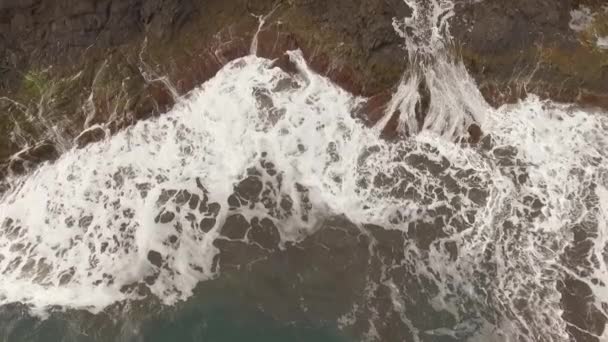 Океанічні Хвилі Вздовж Скелястого Узбережжя Повільний Рух Морського Пейзажу Епічними — стокове відео