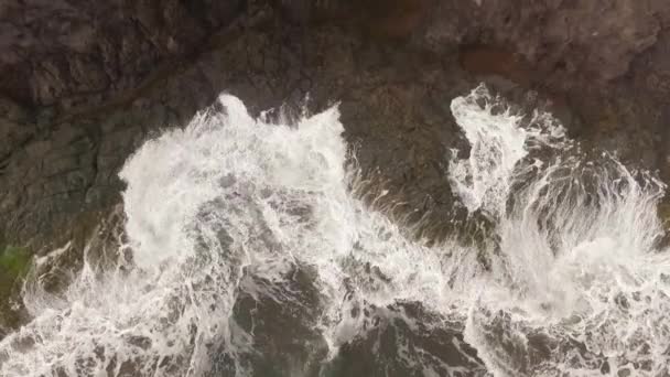 Ωκεάνια Κύματα Κατά Μήκος Μιας Βραχώδους Ακτής Αργή Κίνηση Θαλασσογραφία — Αρχείο Βίντεο