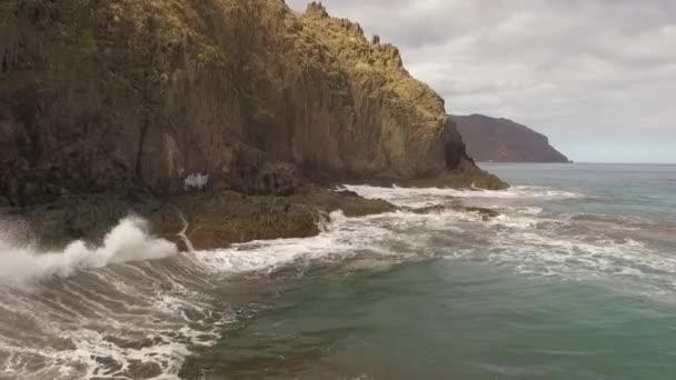 Океанічні Хвилі Вздовж Скелястого Узбережжя Повільний Рух Морського Пейзажу Епічними — стокове відео