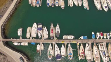 Gemiler, gemiler ve yatlarla terminalin insansız hava aracı görüntüleri..