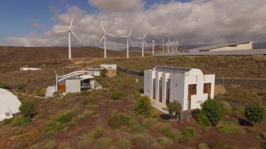 Temiz sürdürülebilir enerji üreten rüzgar türbinlerinin hava görüntüsü, geleceğin temiz enerjisi