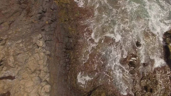 Óceánhullámok Egy Sziklás Part Mentén Lassú Mozgású Tengerpart Hatalmas Sziklákkal — Stock Fotó