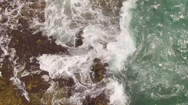Океанічні Хвилі Вздовж Скелястого Узбережжя Повільний Рух Морського Пейзажу Епічними — стокове фото