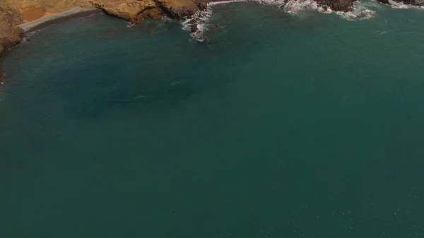 Lélegzetelállító Légi Lassított Felvétel Felülről Kék Óceán Hullámok Lezuhanó Sziklák — Stock Fotó