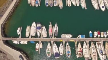 Gemiler, gemiler ve yatlarla terminalin insansız hava aracı görüntüleri..