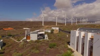 Temiz sürdürülebilir enerji üreten rüzgar türbinlerinin hava görüntüsü, geleceğin temiz enerjisi