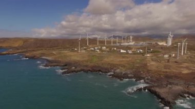 Temiz sürdürülebilir enerji üreten rüzgar türbinlerinin hava görüntüsü, geleceğin temiz enerjisi