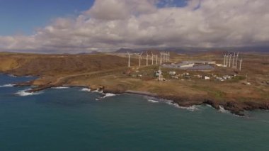 Temiz sürdürülebilir enerji üreten rüzgar türbinlerinin hava görüntüsü, geleceğin temiz enerjisi