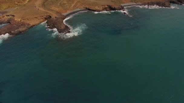 Breathtaking Aerial Slow Motion View Blue Ocean Waves Crashing Rocks — Stock Video