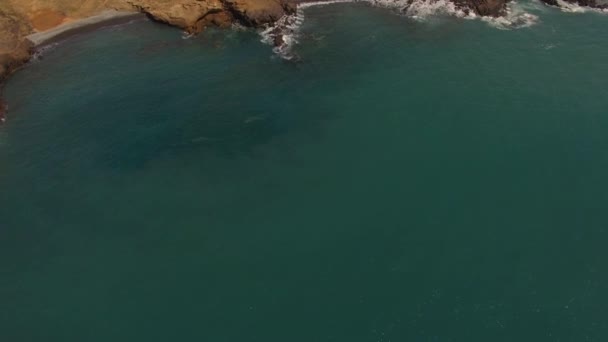Zapierające Dech Piersiach Powietrze Powolny Widok Ruchu Góry Niebieski Ocean — Wideo stockowe