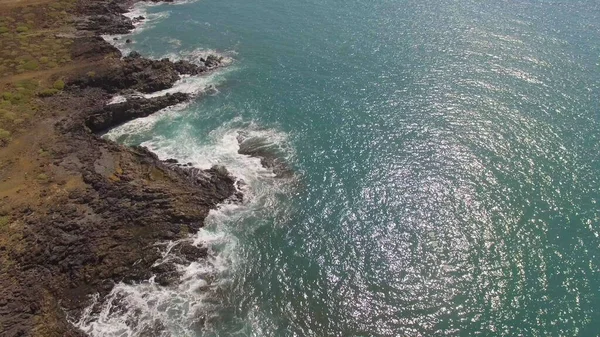 Захватывающий Вид Высоты Синего Океана Волны Разбивающиеся Скалы — стоковое фото