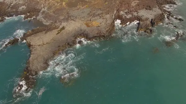 Mavi Okyanusun Yukarısından Nefes Kesici Yavaş Çekim Görüntüsü Kayalara Çarpan — Stok fotoğraf