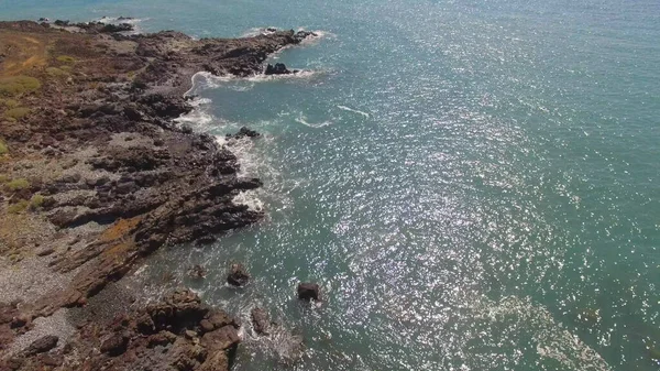 青い海の上からの息をのむような空中スローモーションビューと岩の上にクラッシュ波 — ストック写真