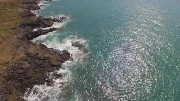 Dech Beroucí Letecký Zpomalený Pohled Shora Modrý Oceán Vlny Narážející — Stock video