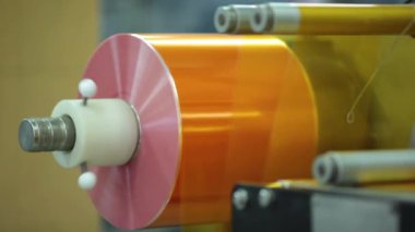 Maya ambalaj hattı, ambalaj malzemesi, polyethylene, gezegenin kirlilik kaynağı, üretim atölyesindeki makine, otomatik süreç, atölye, dönen ekipman parçaları