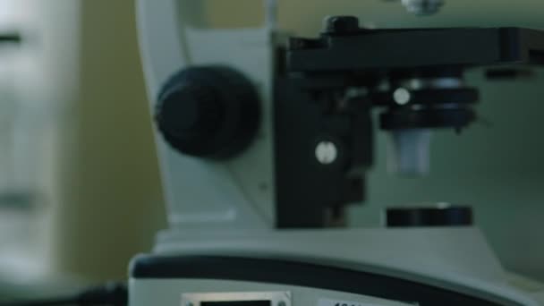 Primer Plano Del Microscopio Que Preparó Antes Del Inicio Los — Vídeos de Stock