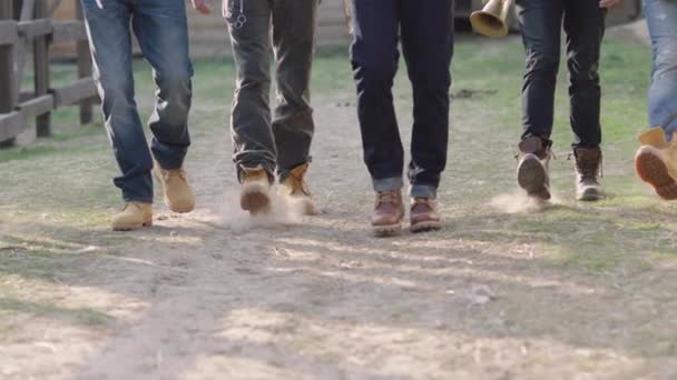 Gambe Diversi Uomini Jeans Stivali Marroni Che Camminano Una Strada — Video Stock