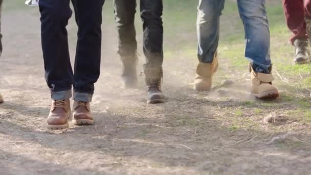 Több Férfi Lábai Farmerban Barna Csizmában Ahogy Földúton Sétálnak Porrá — Stock videók