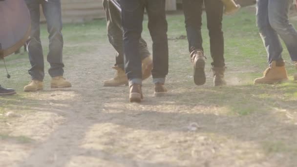 Gambe Diversi Uomini Jeans Stivali Marroni Che Camminano Una Strada — Video Stock