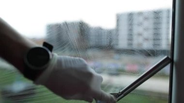 Cam silici. Profesyonel pencere temizliği. Yakın plan. Cam, köpük, su, köpük ve su dereleri..