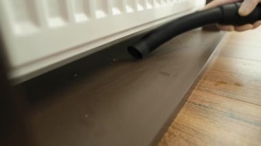 Profesyonel bir elektrik süpürgesinin borusuyla toz ve kir emme anı. Yakın plan..