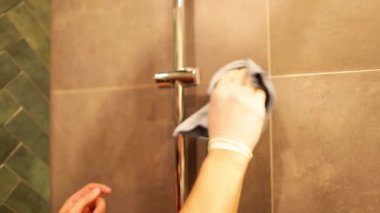 Banyodaki krom muslukları temizliyorum. Musluk cilası. Profesyonel temizlik..